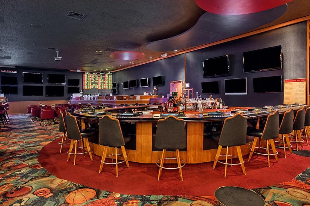 Maverick Hotel And Casino By Red Lion Hotels Elko Exterior photo